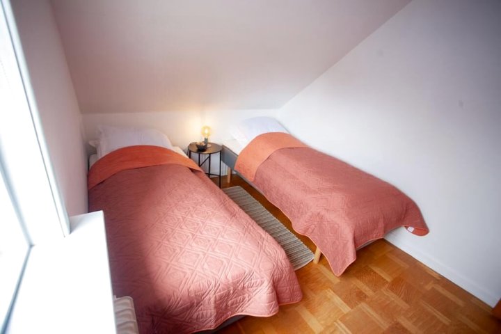 托尔斯港中心 3 层 5 室 3 卫之家酒店(3 Storey, 5 Bedroom, 3 Bathroom House in the Center of Tórshavn)