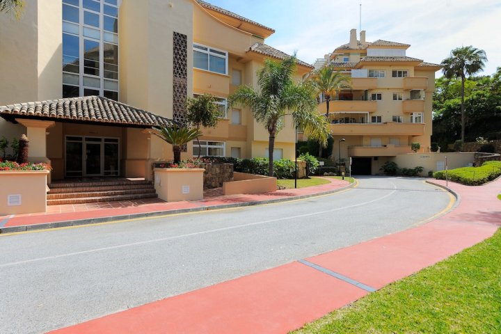 格林莱夫高尔夫埃尔维里亚卡诺瓦斯公寓酒店(Greenlife Golf Elviria Hills Canovas Apartment)