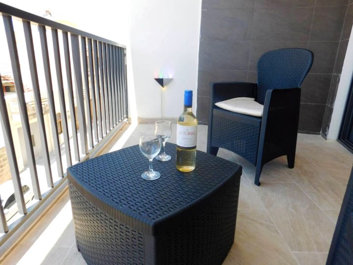 艾因西莱姆 2 居美丽海景公寓酒店 - 附设备完善阳台和无线上网(Apartment with 2 Bedrooms in Għajnsielem, with Wonderful Sea View, Furnished Terrace and Wifi)