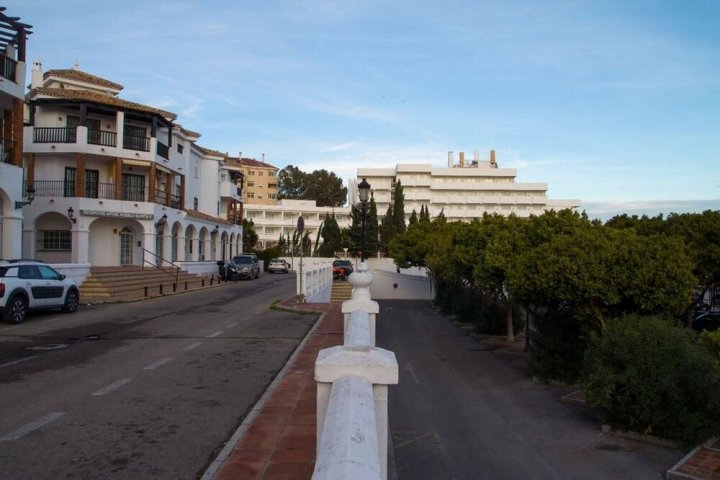 贝纳尔马德纳海滩前公寓酒店(Benalmadena Front Beach Apartment)