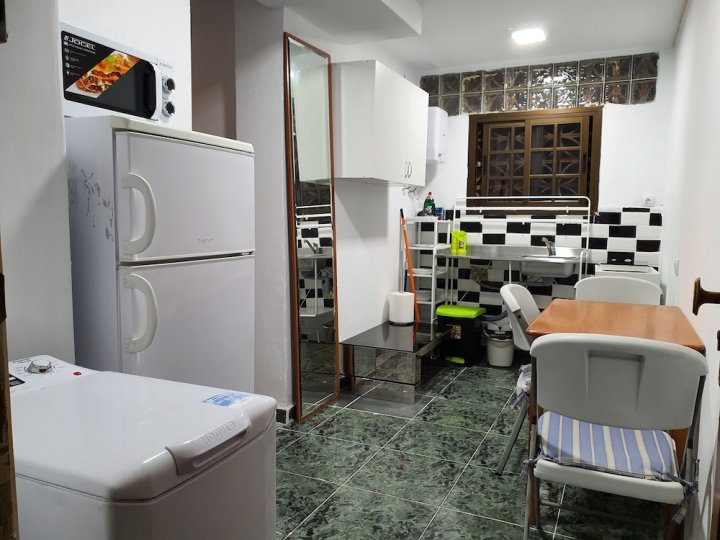 耶罗广场 III 号低价客房酒店(Low Cost Room Plaza de Hierro III)