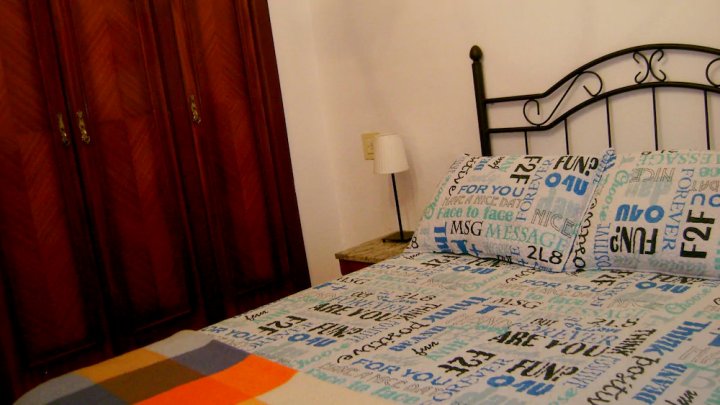 奥维埃多 3 居之家酒店 - 附无线上网(3 Bedrooms Appartement with Wifi at Oviedo)