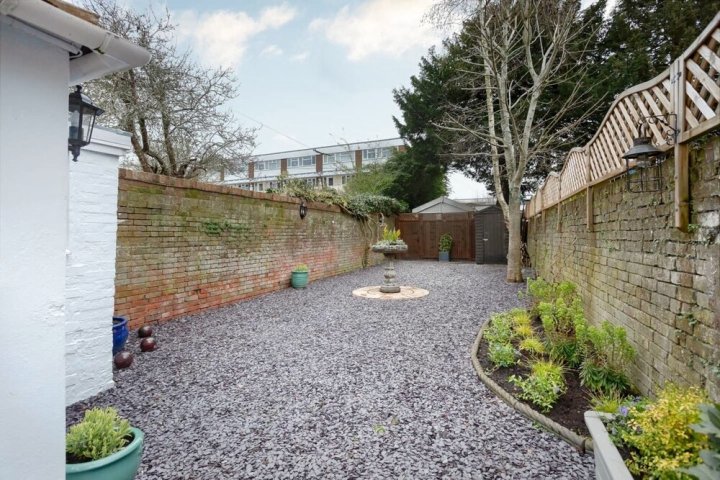 Stunning 2Bd Property w Garden in Salisbury