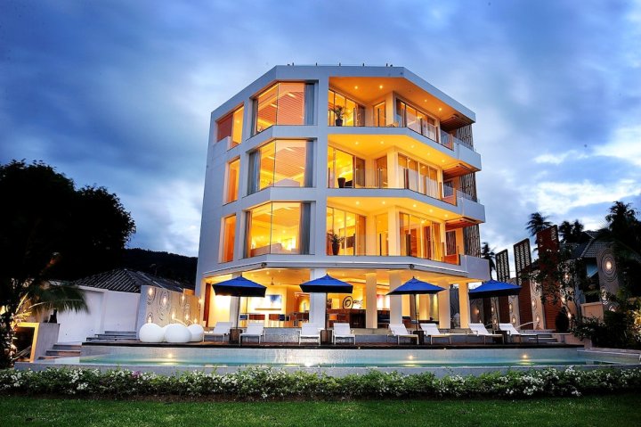 普吉岛海滨海景套房酒店(Beachfront Phuket Seaview Suites)