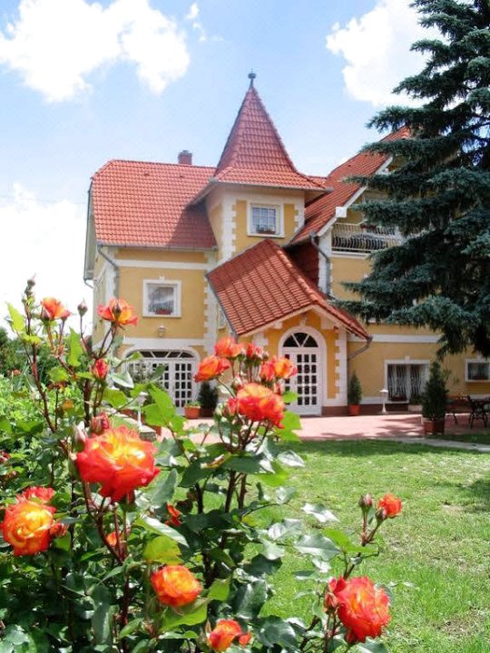 伊甸维拉家庭旅馆(Éden Villa Családi Apartmanház)