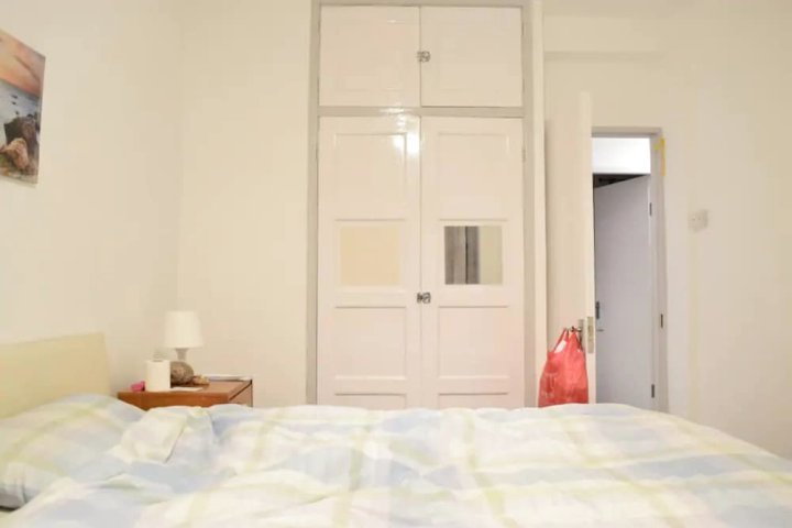 基尔本 4 居公寓附私人阳台酒店(4 Bedroom Apartment in Kilburn with Private Balcony)