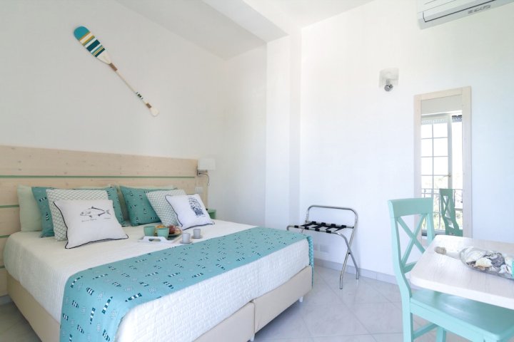 水滨放松卡普里套房酒店(Aquamarine Relaxing Capri Suites)