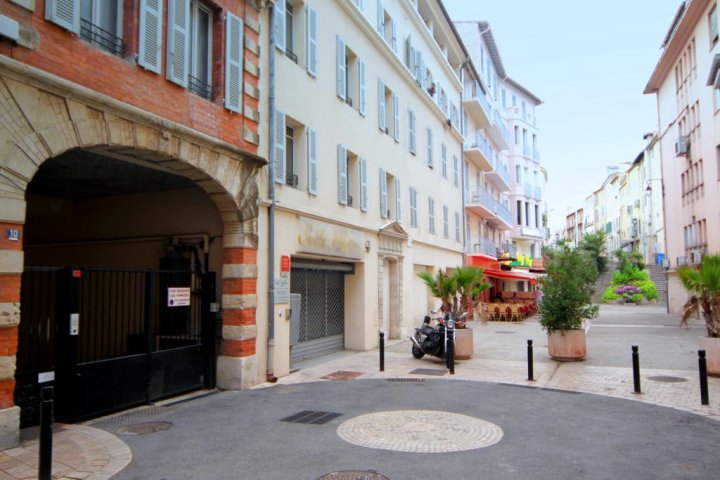 老戛纳港复式或三层阁楼酒店(Lofts Duplex et Triplex Vieux Port Cannes)