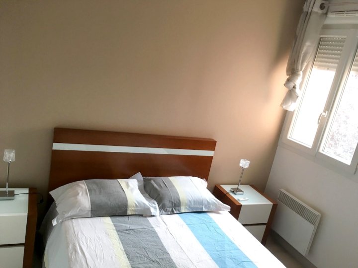 巴尼奥莱 2 居阳台公寓酒店 - 附无线上网(Apartment with 2 Bedrooms in Bagnolet, with Terrace and Wifi)