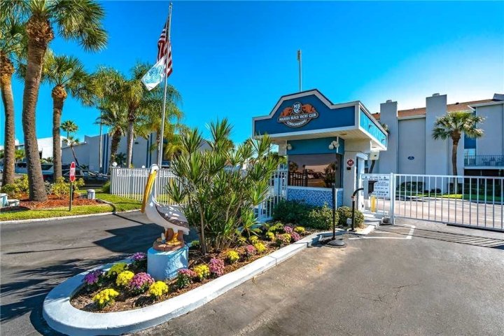 马德拉海滩游艇俱乐部 215F 号两居公寓式客房酒店(Madeira Beach Yacht Club 215F - Two Bedroom Condo)