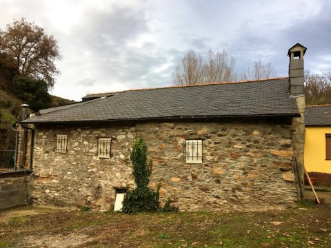 蓬费拉达美丽山景专属花园 2 居之家酒店 - 附无线上网(House with 2 Bedrooms in Ponferrada, with Wonderful Mountain View, Enclosed Garden and Wifi)