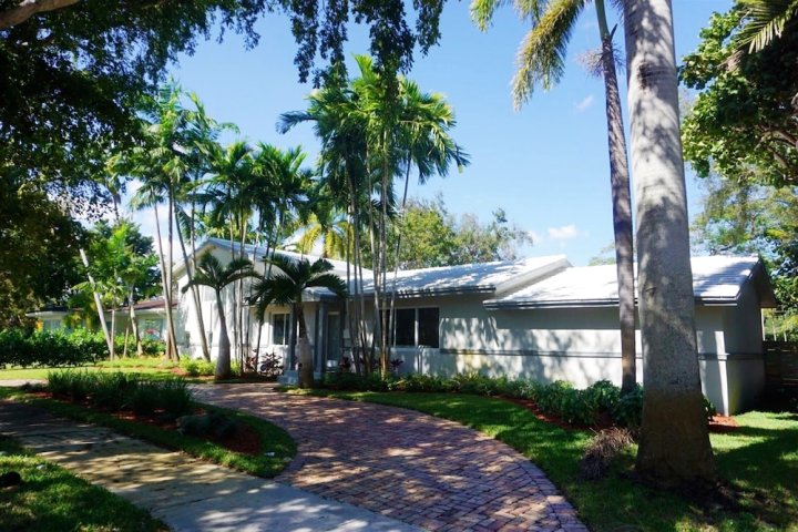 奢华迈阿密海岸之家酒店 - 附游泳池/BBQ(Luxe Miami Shores Home with Pool & BBQ)