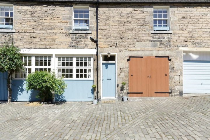 舒适鹅卵石街壮丽马厩房酒店(Picturesque Mews House on Cosy Cobbled Street)