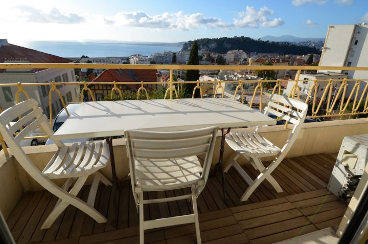 Period apartment 5 persons with Sea View and Parking in Port of Nice
