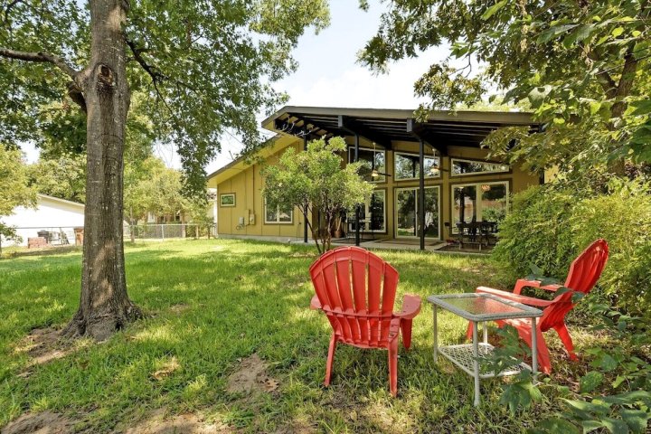 雷艾温树荫之家奥斯汀 3 居酒店(3Br Tree Shaded Home in Austin by RedAwning)