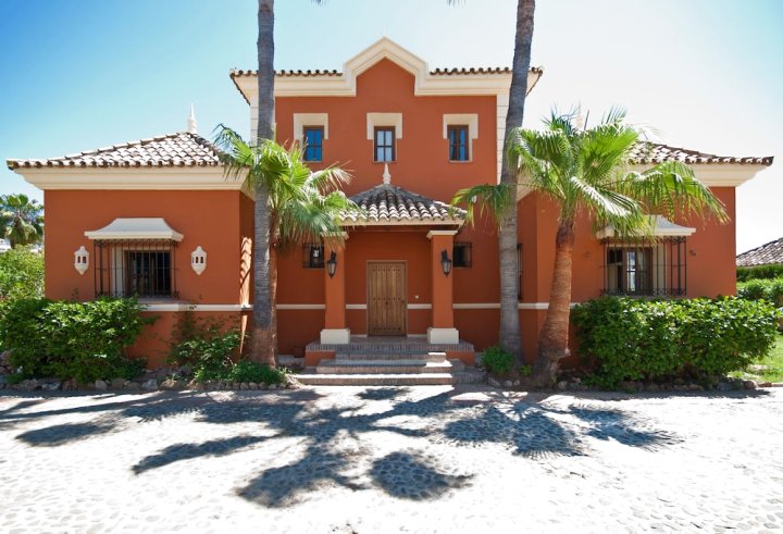 Holiday Villa with 5 Bedrooms, Private Pool, Nueva Andalucia, Marbella