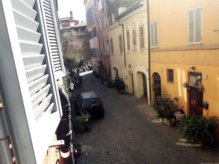 Anastasia Hidden Balcony - An Hidden Balcony Inside Trastevere