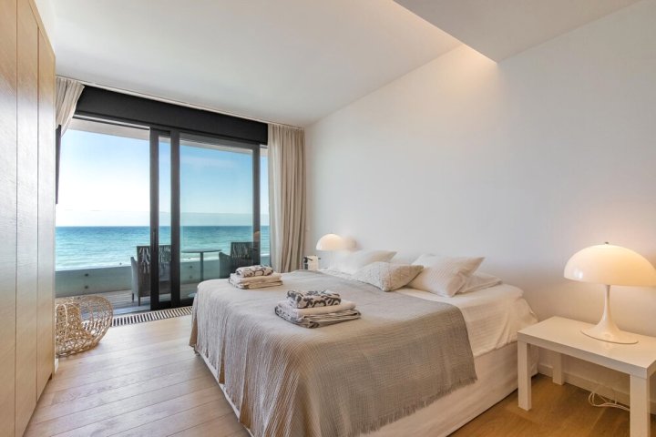 Villa First Line Beach, 6 Bedrooms, Private Pool, Costabella, Marbella