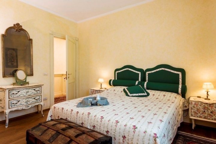 城市中的豪华迷人的佛罗伦萨别墅。PLUS(Deluxe Charming Florentine Villa in the City. Plus)