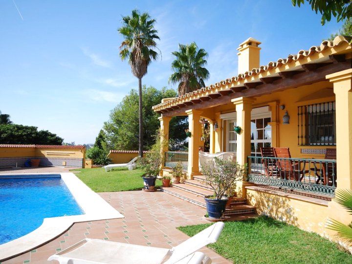Holiday Villa near Fuengirola with Private Swimming Pool in Green Oasis