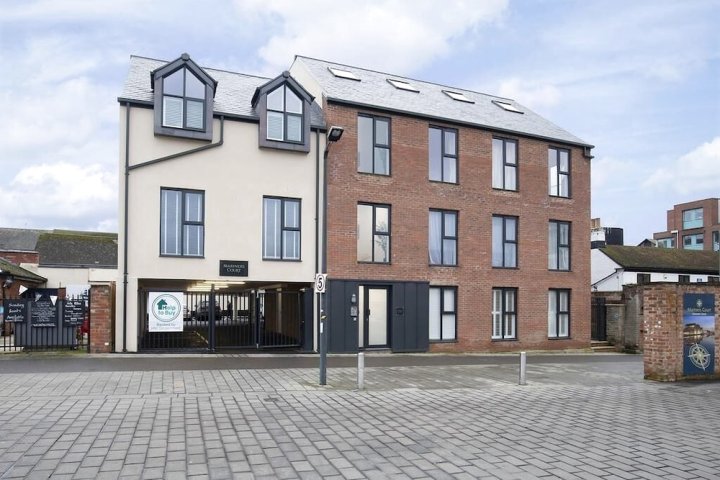 Elliot Oliver - Stylish 2 Bedroom Apartment with Parking in The Docks