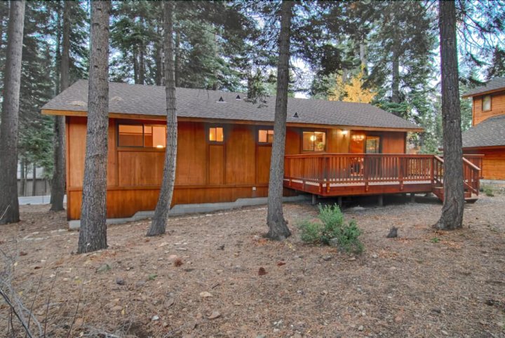 Cozy Cabin with Large Deck in Agate Bay! #149