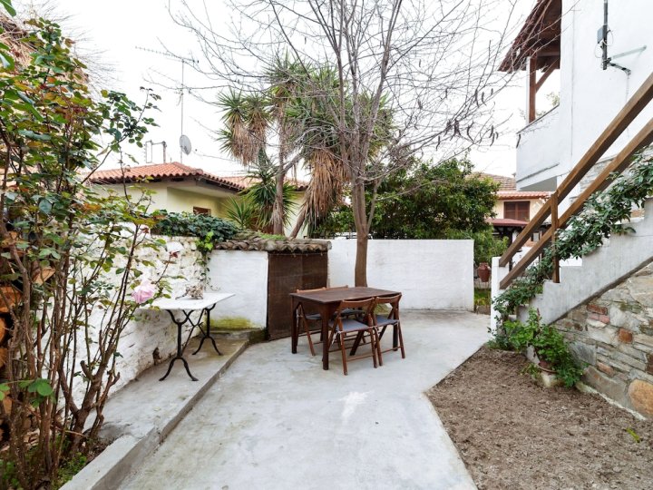 Snug Apartment in Agios Nikolaos with Garden