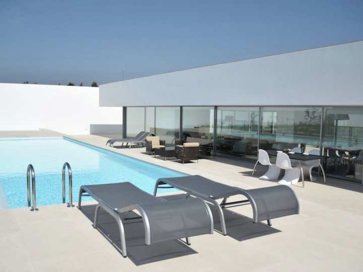 里斯本奥比多斯的现代别墅带花园和游泳池(Modern Villa in Obidos Lisbon with Garden and Pool)