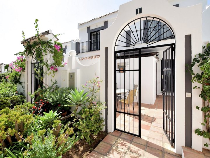 Modern Corner House with Private Garden at Aloha Golf Club, Marbella