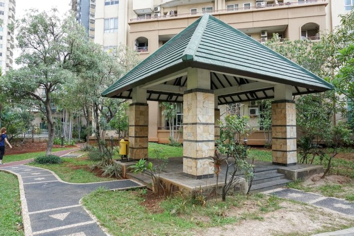 Spacious 1Br Apartment with City View at Paladian Park