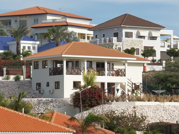 Spacious Villa With Phenomenal Views, Walking Distance to the Beach