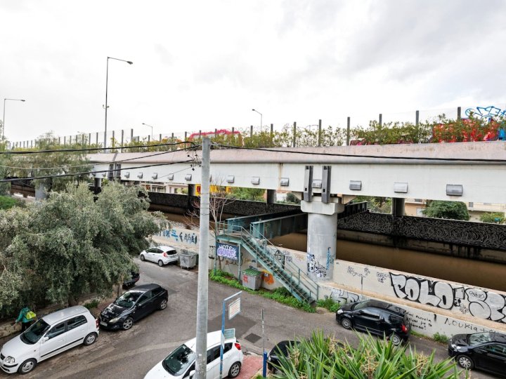 Piraeus带阳台的家庭公寓(Homely Apartment in Piraeus with Balcony)