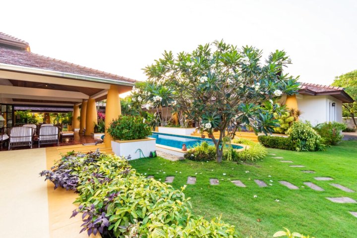 Beautiful 4 Bed Bali Style Villa, Great Location S4