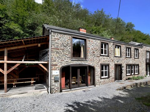 靠近森林的度假屋(Vintage Holiday Home with Barbecue in Rendeux)