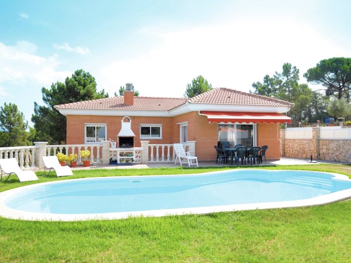 Detached Villa on One Floor, with Garden, Private Pool and Nice Views