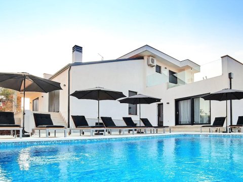 Beautifully Decorated Villa with Pool Ideal for Vacation with Your Family