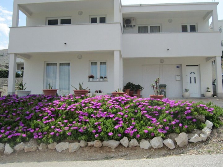 Spacious Apartment with Terrace and Amazing Sea View, Near the Beach