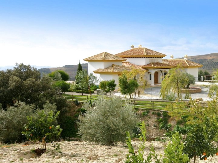 Luxury Villa with Great Mountain Views, Pool, Sauna, Bubble Bath and Padel Court