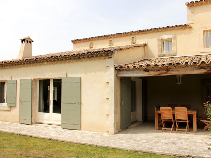 Grandeur Villa in Eygalières with Pool & 2 Terraces