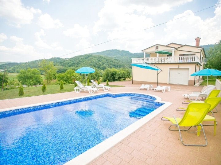 Comfortable Apartment with a Shared Swimming Pool for up to 4 Persons