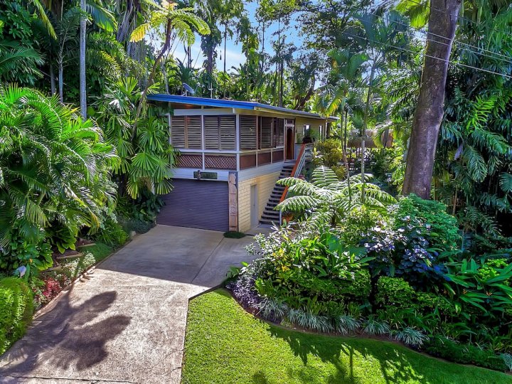 独特热带雨林度假酒店(Unique, Tropical Rainforest Getaway)