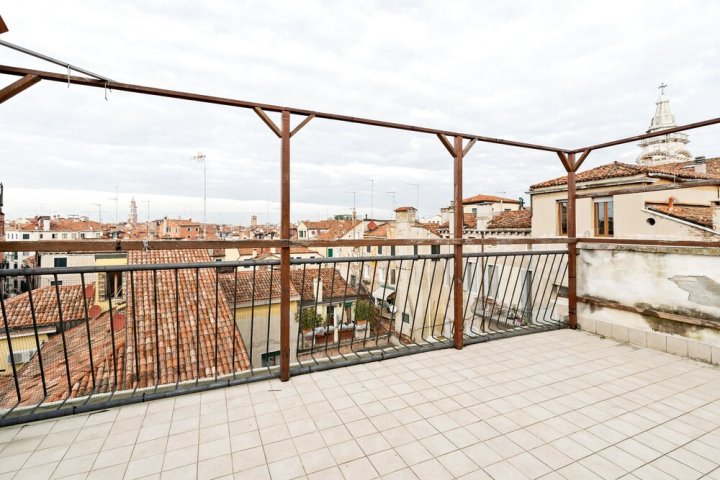 里亚尔托桥阁楼带全景露台(Ponte di Rialto Penthouse with Panoramic Terrace)