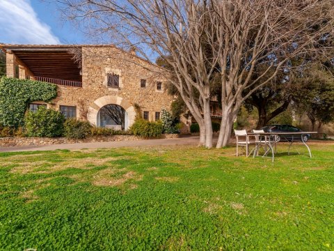 Completely Renovated Stone Farmhouse for 8 with Private Swimming Pool