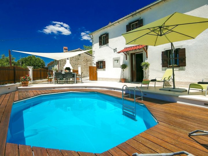 Traditional House with Private Pool and Panoramic Views, Incl. Wi-fi and Air Conditioning