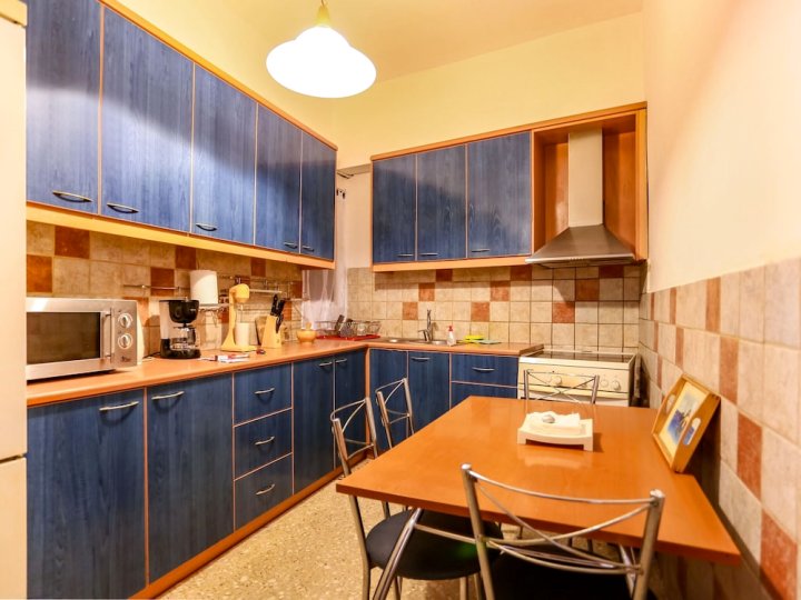 Cozy Apartment in Athens near Aghios Ioannis Subway Station