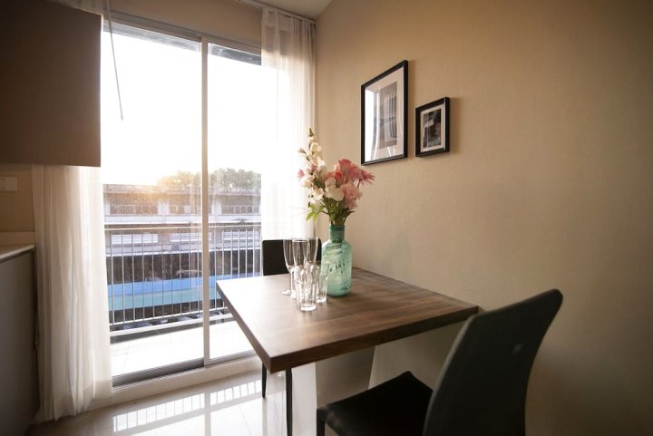 Near BK University Quiet Condo in Rama4 Bkb131