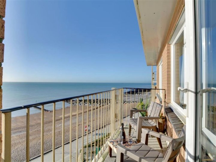 Beautiful Apartment with Sea View and Balcony, Near Shops and Pubs
