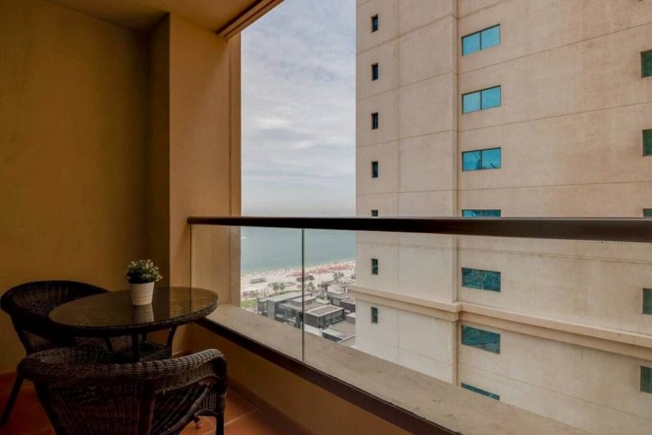 Ocean-facing Apt in JBR Walk to the Beach!