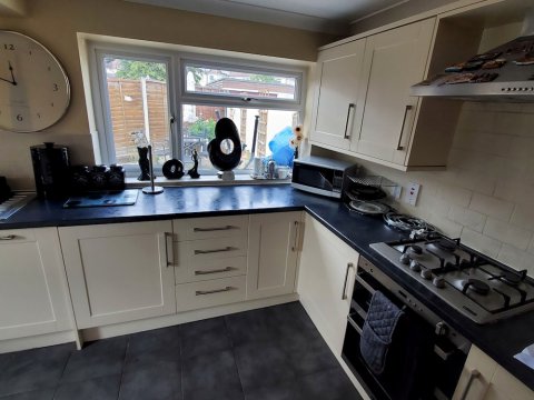 Stylish 3 Bed House with Garden/Free Parking