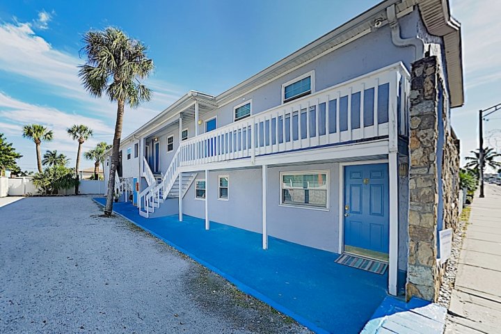 New Listing! Shoreside - Walk to Waves 1 Bedroom Condo